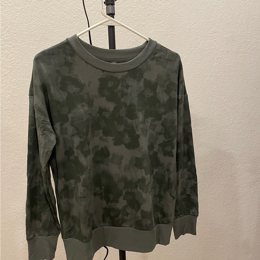 Mondetta Women’s Small Camo Sweater